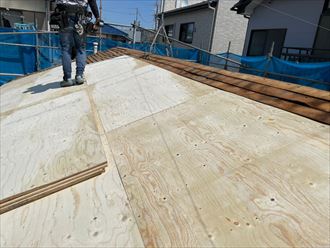 屋根葺き替え工事にて新規の野地板を敷設